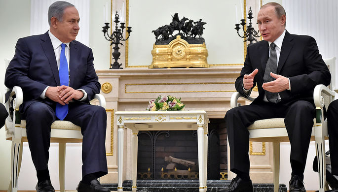 Президент России Владимир Путин (справа) и премьер-министр Израиля Биньямин Нетаньяху во время...