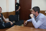 Актер Валерий Николаев, обвиняемый в нападении на полицейского, с супругой Эльмирой Земсковой во время судебного слушания в особом порядке в Пресненском суде