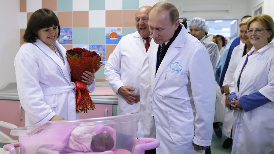 Президент России Владимир Путин в одном из перинатальных центров Москвы, 2016 год