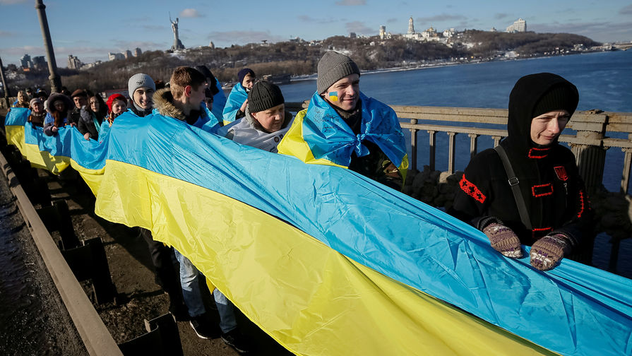 Люди с национальными флагами в День соборности Украины в Киеве, январь 2017 года