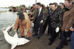 Премьер-министр России Михаил Касьянов встречается с рыбаками во время визита в Астрахань, 2001 год