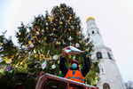 Украшение главной новогодней елки страны на Соборной площади Московского Кремля, 22 декабря 2020 года