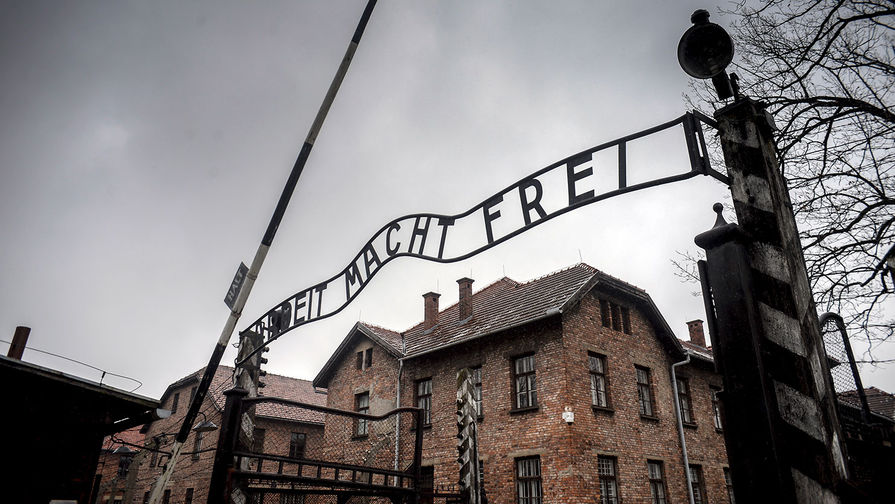 Туристку из Нидерландов оштрафовали в Польше за нацистское приветствие у ворот Освенцима