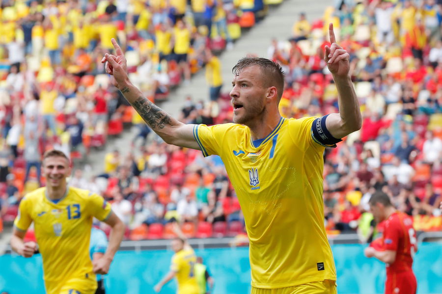 Нападающий сборной Украины Андрей Ярмоленко празднует гол