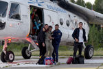 Пилот аварийно севшего самолета Ан-28 в Бакчарском районе Анатолий Прытков (второй слева), доставленный на вертолете в село Корнилово, 16 июля 2021 года