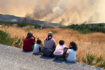 Местные жители наблюдают за лесным пожаром в городе Манавгате, Анталья, 30 июля 2021 года
