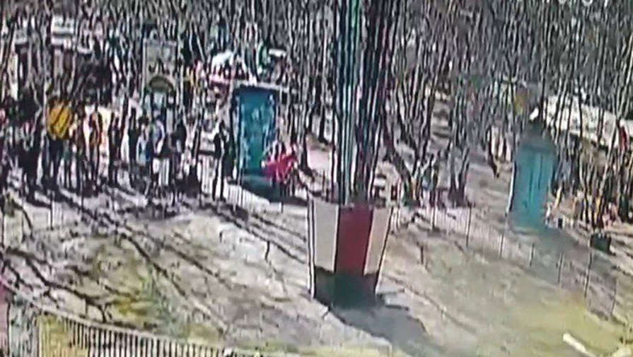 В Омске женщина вылетела с аттракциона и упала на асфальт