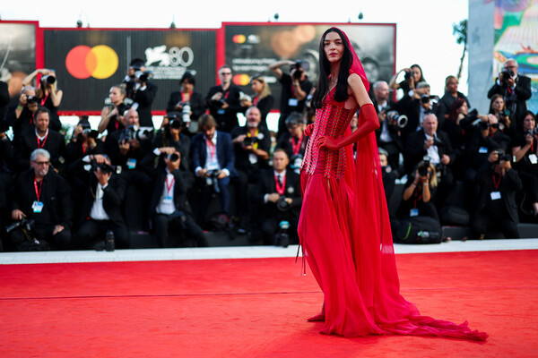 Модель Мариякарла Босконо на&nbsp;красной дорожке Венецианского кинофестиваля, 30&nbsp;августа 2023&nbsp;года
