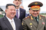 Председатель государственных дел КНДР Ким Чен Ын и министр обороны РФ Сергей Шойгу в международном аэропорту Кневичи во Владивостоке, 16 сентября 2023 года