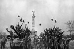 Советские танкисты радуются победе у памятника «Колонна Победы» в Большом Тиргартене на площади Большая Звезда в центре Берлина, май 1945 года
