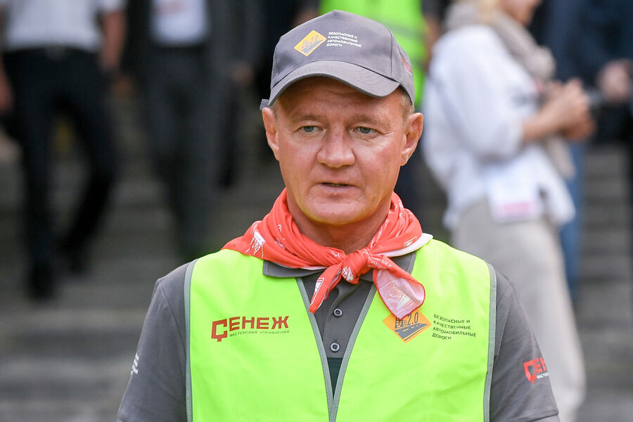  Роман Старовойт во время укладки асфальта в&nbsp;рамках семинара-совещания и заседания Госсовета РФ по&nbsp;вопросу подготовки нацпроекта &laquo;Безопасные и качественные автомобильные дороги&raquo;, 2019&nbsp;год