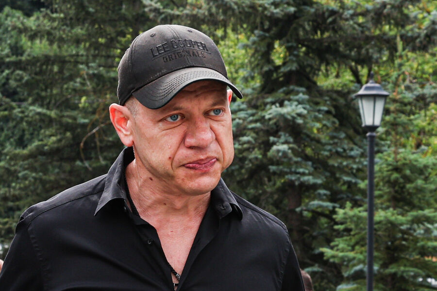 Актер Иван Кокорин перед&nbsp;началом церемонии прощания с&nbsp;режиссером и актером Юрием Морозом у&nbsp;Большого траурного зала ЦКБ №1 в&nbsp;Москве, 16&nbsp;июля 2025&nbsp;года