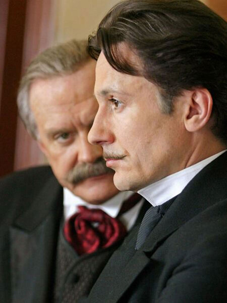 <b>&laquo;Статский советник&raquo; (2005)</b>
<br><br>
Одна из&nbsp;лучших картин не только российского, но в&nbsp;целом отечественного кино. Во многом благодаря выдающемуся актерскому составу: Константин Хабенский, Владимир Машков, Олег Табаков, Федор Бондарчук, Михаил Ефремов, Юрий Колокольников, непревзойденный в&nbsp;роли Пожарского Никита Михалков. И, конечно же, Меньшиков &mdash; его Фандорин оказался настолько эталонным, что навсегда стал ассоциироваться со знаменитым литературным сыщиком.