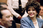 Джоан Коллинз в верховном суде штата Нью-Йорк, 1996 год