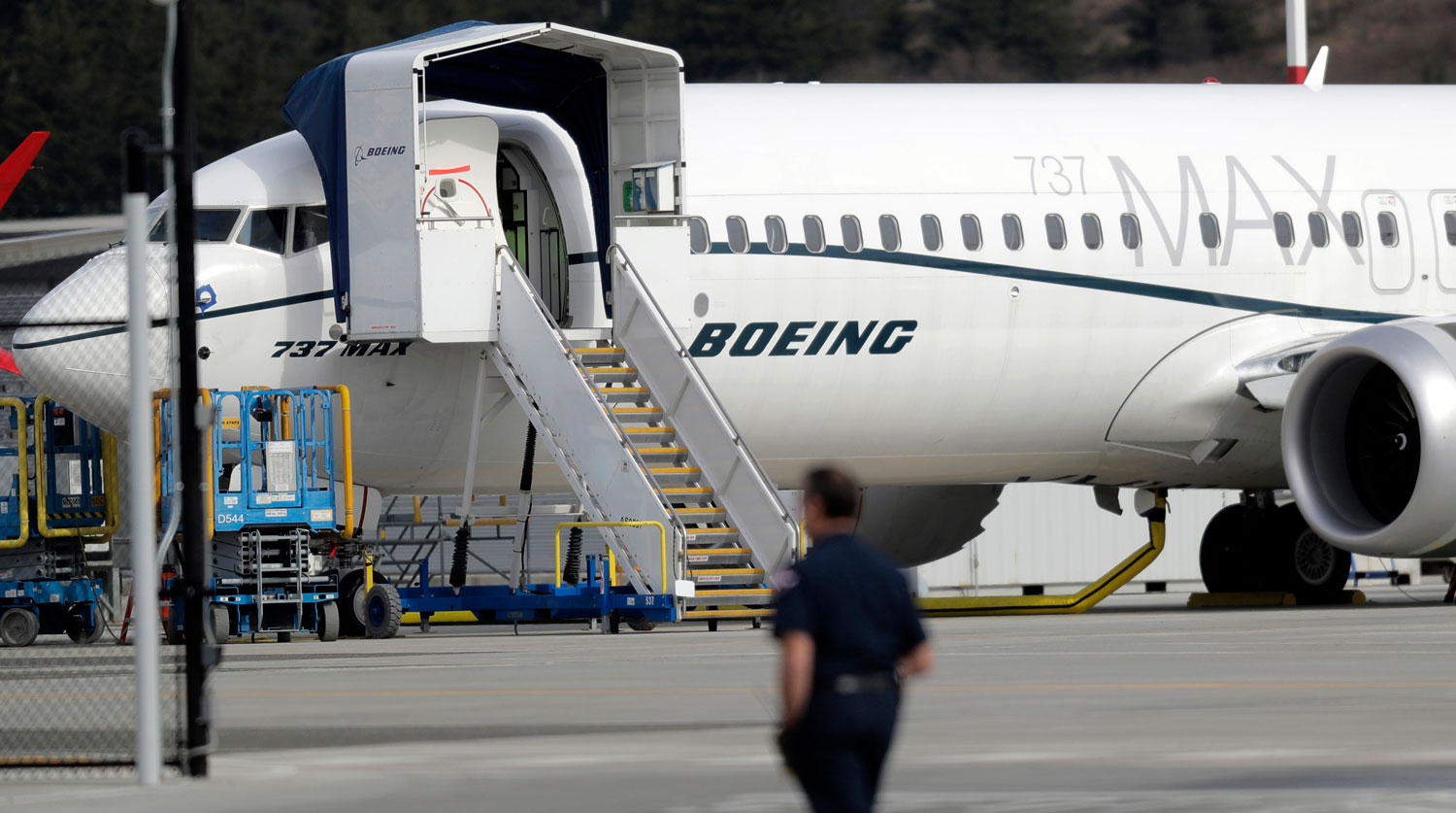 Глава Boeing покаялся перед родственниками за катастрофы