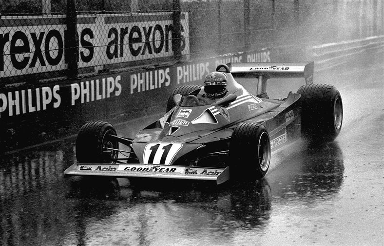 Ники-Лауда за рулем Ferrari 312 T2 во время дождя на итальянской трассе Монца, 1977 год