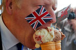 Борис Джонсон лакомится мороженым во время визита в Кардифф, Великобритания, 2019 год