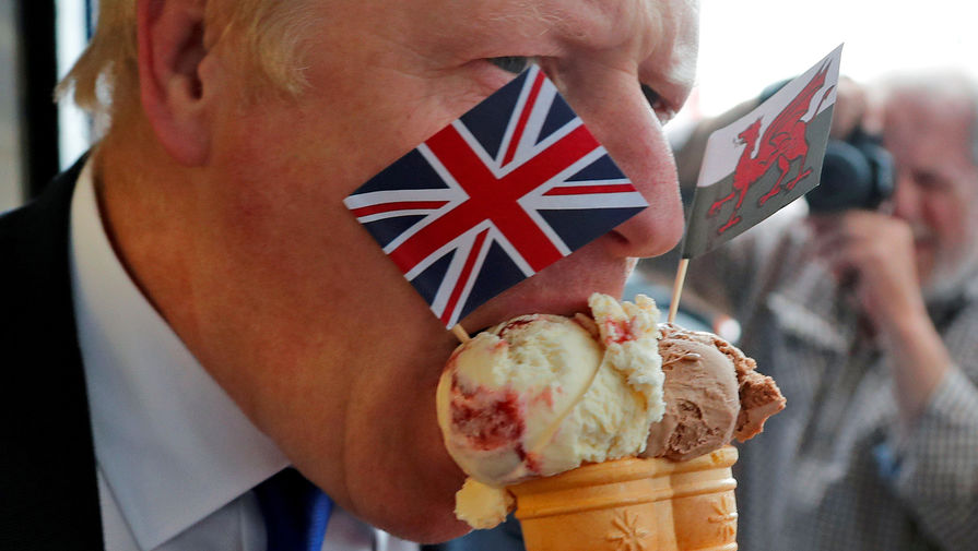 Борис Джонсон лакомится мороженым во время визита в&nbsp;Кардифф, Великобритания, 2019 год