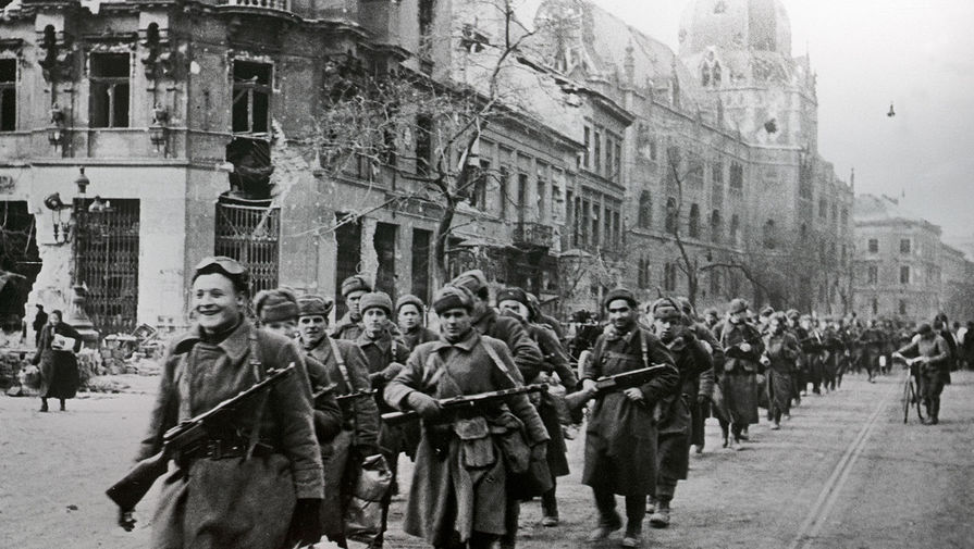 Советские войска на улицах Будапешта, 1945 год