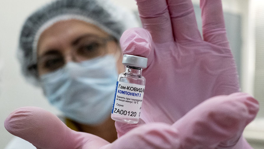 Медработник демонстрирует «компонент 1» вакцины от коронавируса «Спутник V» в прививочном пункте городской поликлиники No 191, декабрь 2020 года
