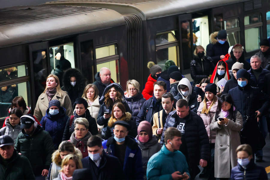 Люди на&nbsp;станции &laquo;Битцевский парк&raquo; Московского метрополитена, 15&nbsp;марта 2022&nbsp;года