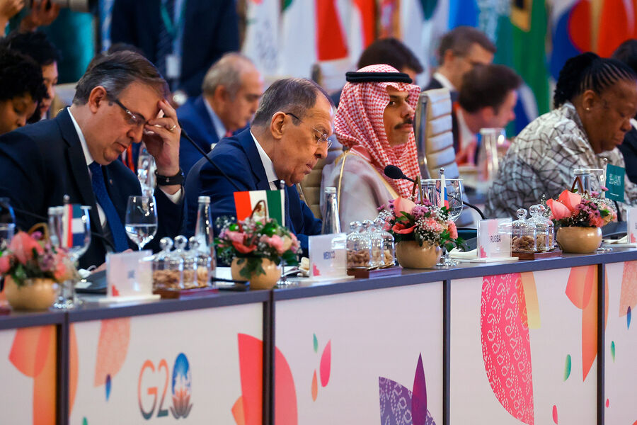 Министр иностранных дел РФ Сергей Лавров (второй слева) принимает участие в совещании глав МИД G20 в Культурном центре президентского дворца в Нью-Дели, Индия, 2 марта 2023 год