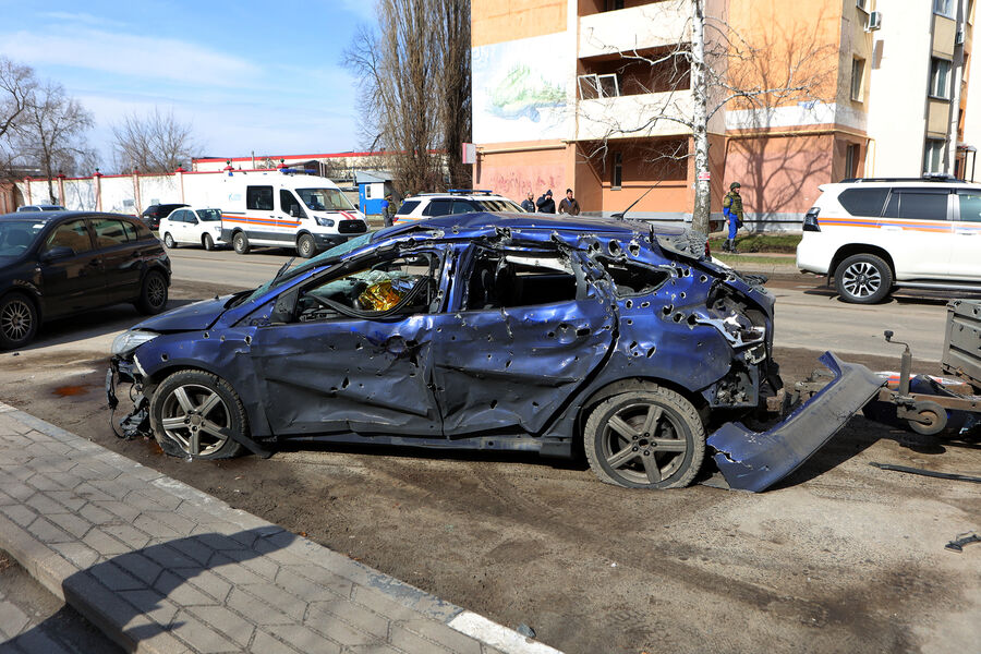 Автомобиль на одной из улиц в Белгороде, поврежденный в результате обстрела ВСУ