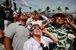 Люди наблюдают солнечное затмение в Масатлане, Мексика, 8 апреля 2024 года