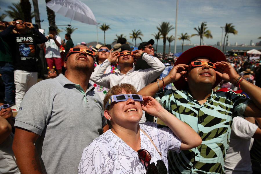 Люди наблюдают солнечное затмение в&nbsp;Масатлане, Мексика, 8&nbsp;апреля 2024&nbsp;года