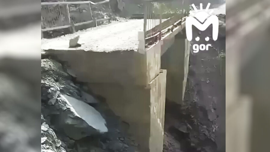 Автомобильный мост обрушился в Дагестане из-за непогоды