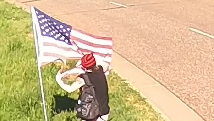 В США неизвестная порезала семь американских флагов и показала в камеру средний палец
