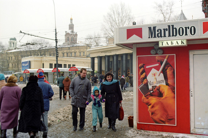 В 90-е Митт Ромни продвигал в России американские табачные компании