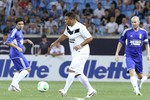 Роналдо контролирует мяч в сопровождении Зидана и Деку