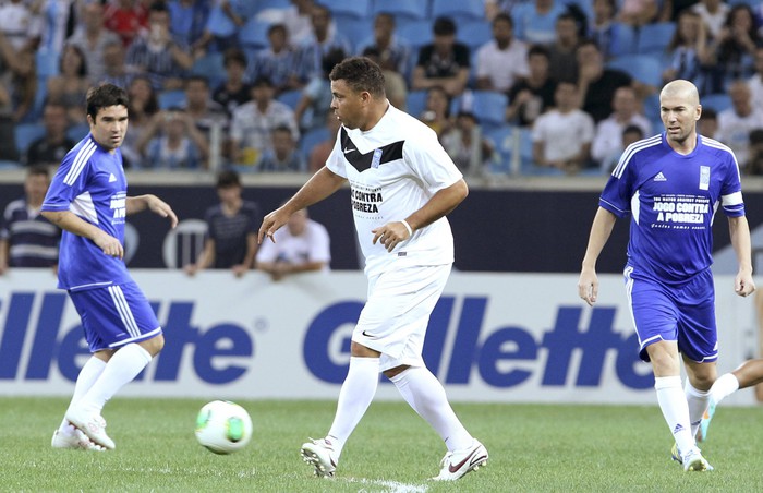 Роналдо контролирует мяч в&nbsp;сопровождении Зидана и Деку