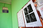 Листовки с фотографиями предполагаемого убийцы развешаны на многих досках для объявлений у подъездов