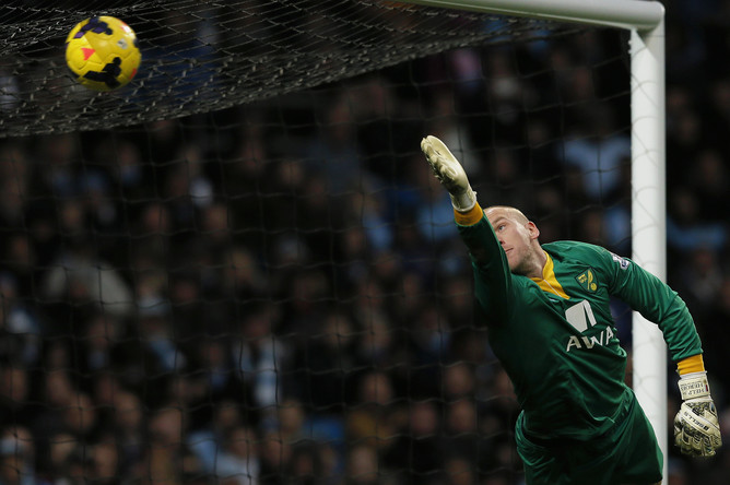 Голкипер «Норвича» пропускает один из семи мячей в свои ворота от «Манчестер Сити»