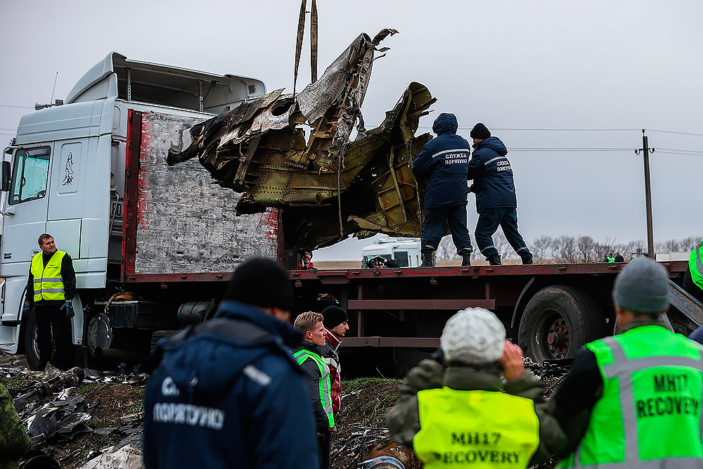 Погрузка обломков пассажирского самолета «Малайзийских авиалиний» Boeing 777, разбившегося 17 июля в районе села Грабово