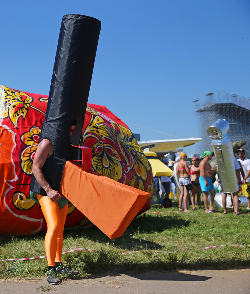 Участник чемпионата самодельных летательных аппаратов Red Bull Flugtag в Крылатском