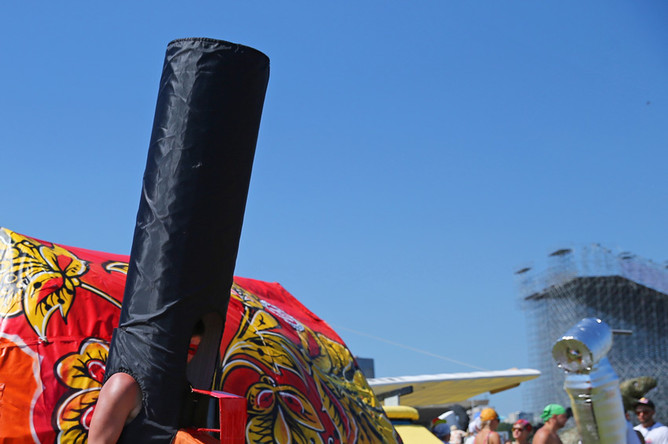 Участник чемпионата самодельных летательных аппаратов Red Bull Flugtag в Крылатском