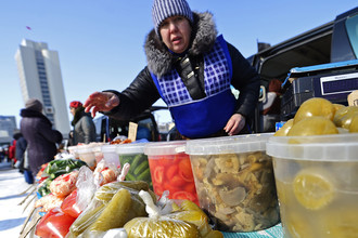 Продажа солений на продовольственной ярмарке на центральной площади Владивостока