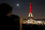 Эйфелеву башню в Париже подсветили в цвета флага Бельгии