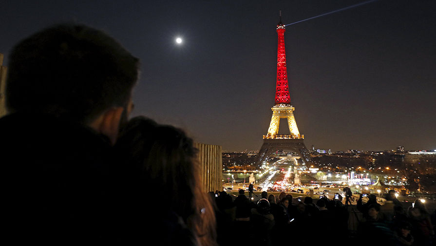 Эйфелеву башню в&nbsp;Париже подсветили в&nbsp;цвета флага Бельгии