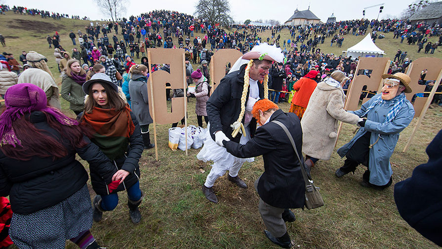 Праздник-карнавал Shrovetide в честь окончания зимы в деревне Румшишкес, Литва