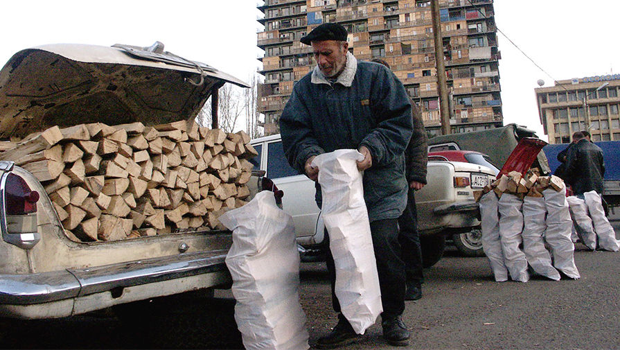 Жители Тбилиси покупают дрова для отопления своих квартир, 2003 год