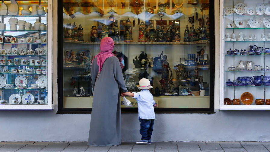 Женщина в мусульманской одежде около магазина в общине Гармиш-Партенкирхен, Германия, август 2016 года