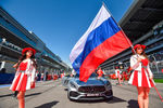 Грид герлз перед стартом гонки на российском этапе чемпионата мира по кольцевым автогонкам в классе «Формула-1»