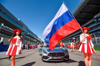 Грид герлз перед стартом гонки на российском этапе чемпионата мира по кольцевым автогонкам в классе «Формула-1»