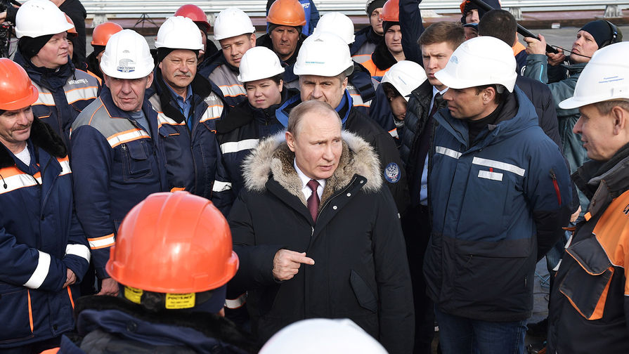 Президент РФ Владимир Путин во время осмотра готового участка автодорожной части Крымского моста, 14 марта 2018 года