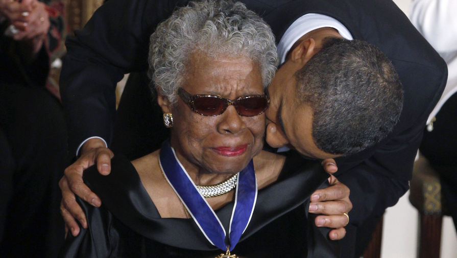 Президент США Барак Обама вручает Майе Энджелоу медаль Свободы