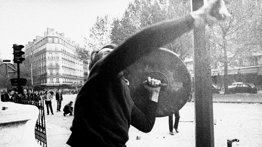 Участник демонстрации в Париже, май 1968 года